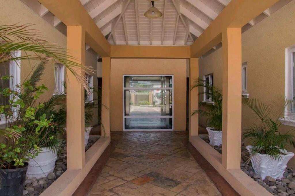 Central Upscale New Kingston Apt With Pool Eksteriør billede